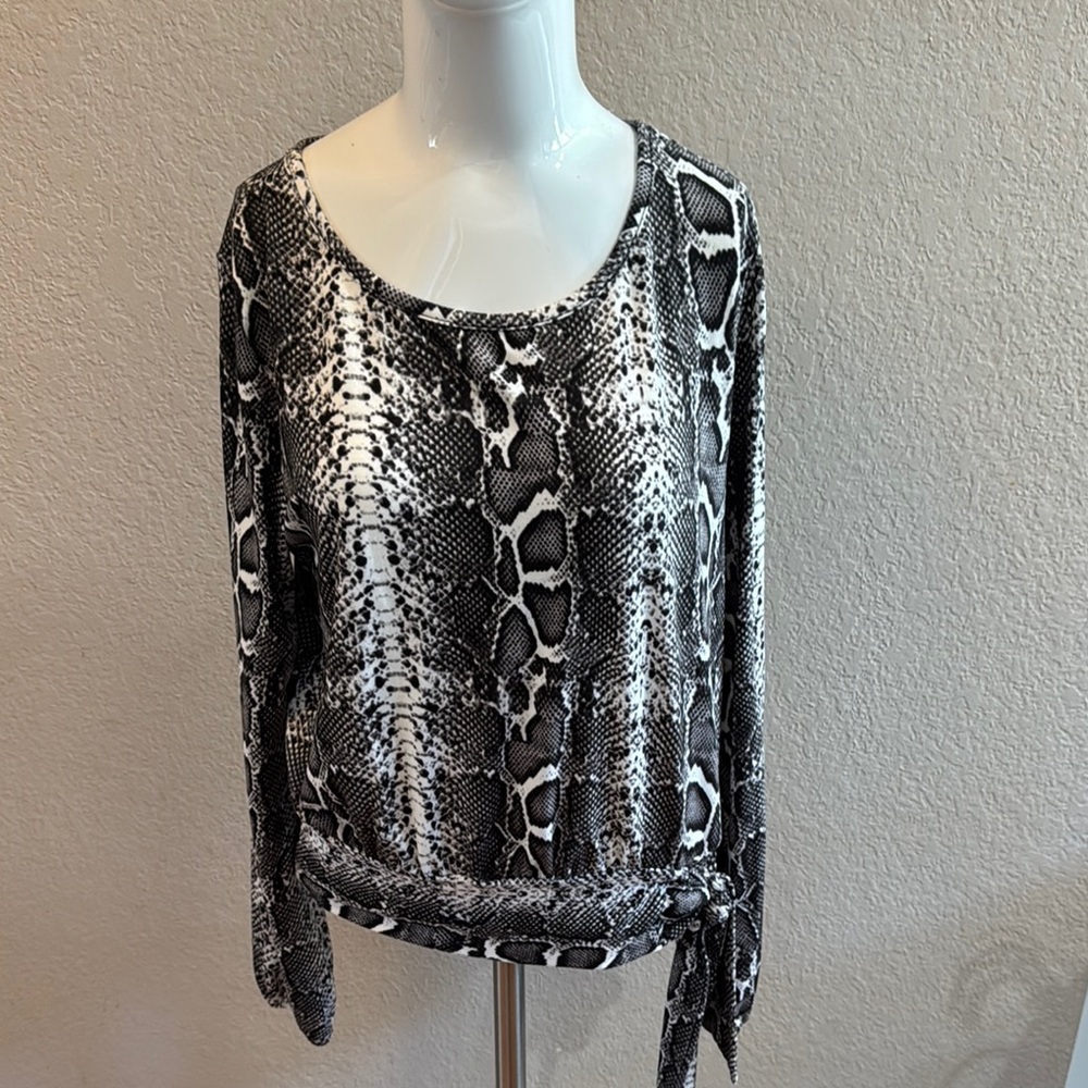 I.N. San Francisco Black and White Tie Front Blouse size‎ large